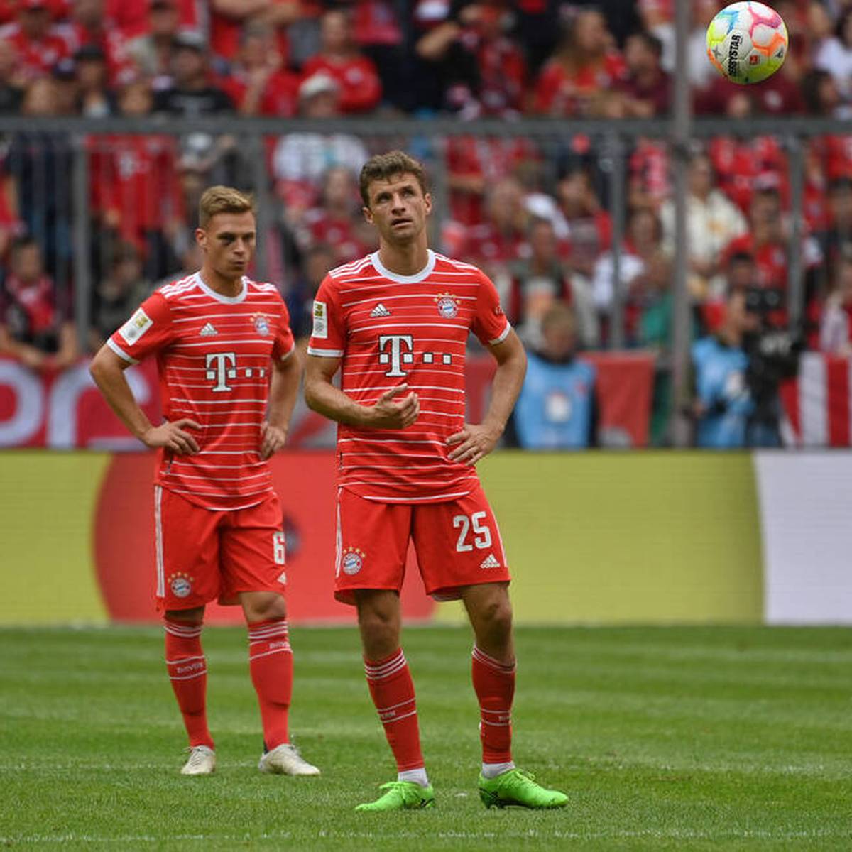 Der FC Bayern kann beim Topspiel am Samstag gegen Borussia Dortmund womöglich wieder auf drei Leistungsträger verzichten. Neben dem erkrankten Duo Kimmich und Müller könnte auch Coman eine Option sein. 