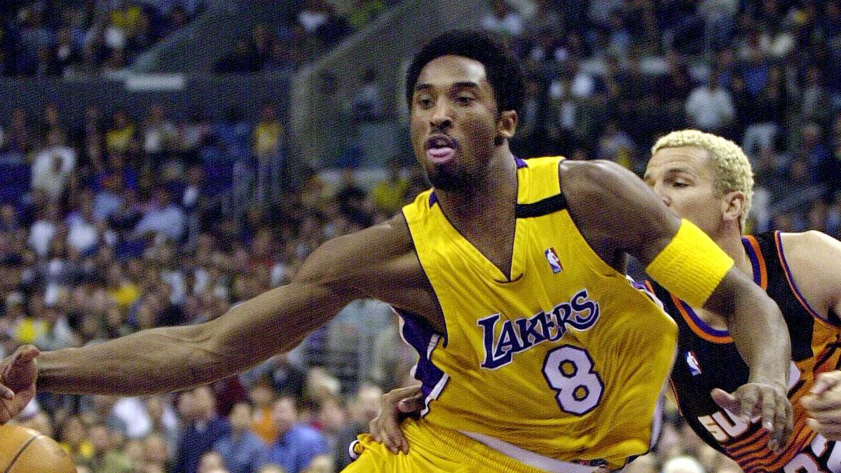 KOBE BRYANT 8: Die "Black Mamba" startete eine großartige NBA-Karriere mit der Nummer 8 - ungewollt, da seine Nummer aus High-School-Zeiten, die 24, schon belegt war. Trotz der ungewollten Zahl gewann er mit den Lakers 2000, 2001 und 2002 die Meisterschaft