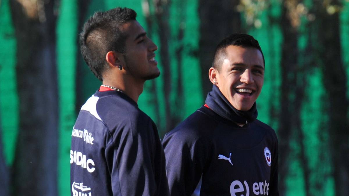 Ende 2011 sorgt er in seinem Heimatland für negative Schlagzeilen. Zusammen mit vier Teamkollegen aus La Roja wird Vidal (l.) für zehn Länderspiele suspendiert - die Bestraften kommen im November 2011 verspätet und betrunken ins Mannschaftsquartier