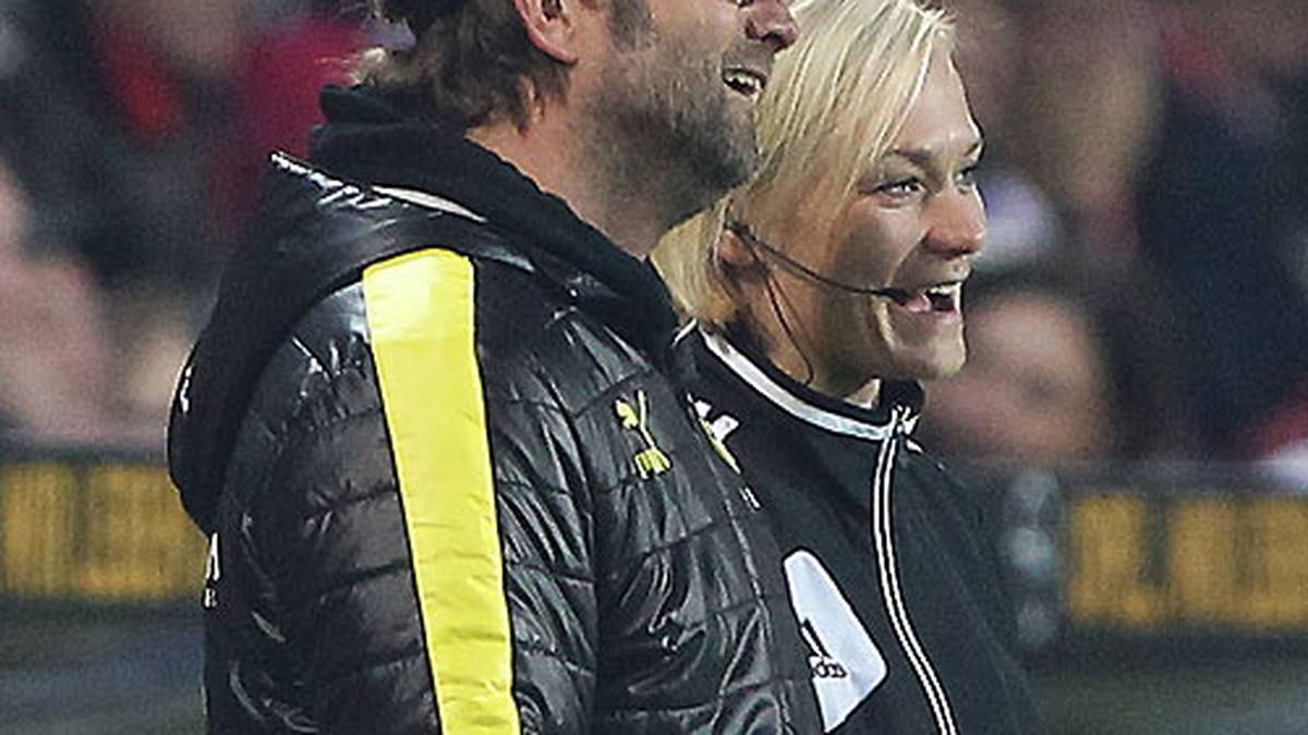 Dass Klopp trotz allem auch mit Unparteiischen kann, zeigt diese Szene: Einträchtig steht er am Spielfeldrand neben Bibiana Steinhaus. Vielleicht liegt das aber auch nur am weiblichen Charme der Hannoveranerin