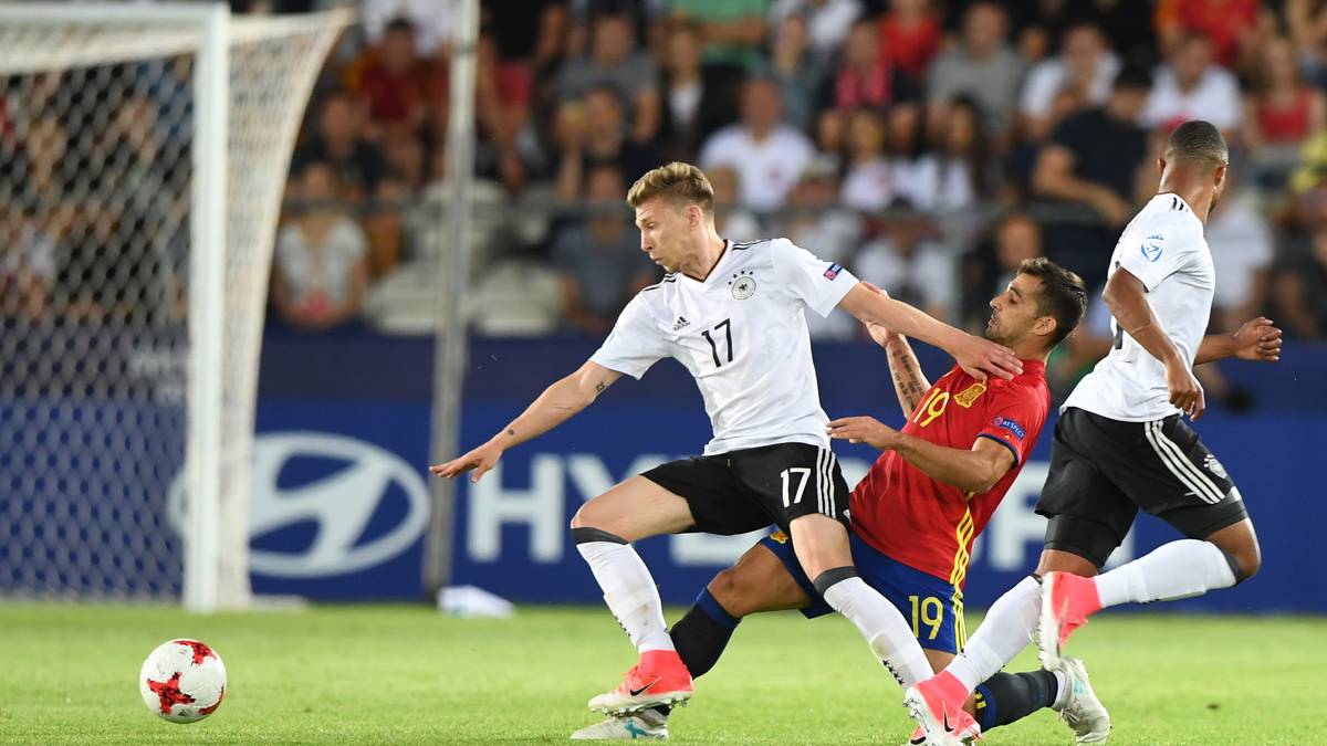 MITCHELL WEISER: Durfte nach seiner Pause gegen England wieder von Beginn an ran. War heiß, in der Anfangsphase aber etwas unglücklich - bis er per Traum-Kopfball das 1:0 erzielte. Danach mit einigen guten Tempoläufen und viel Einsatz - SPORT1-Note: 1,5