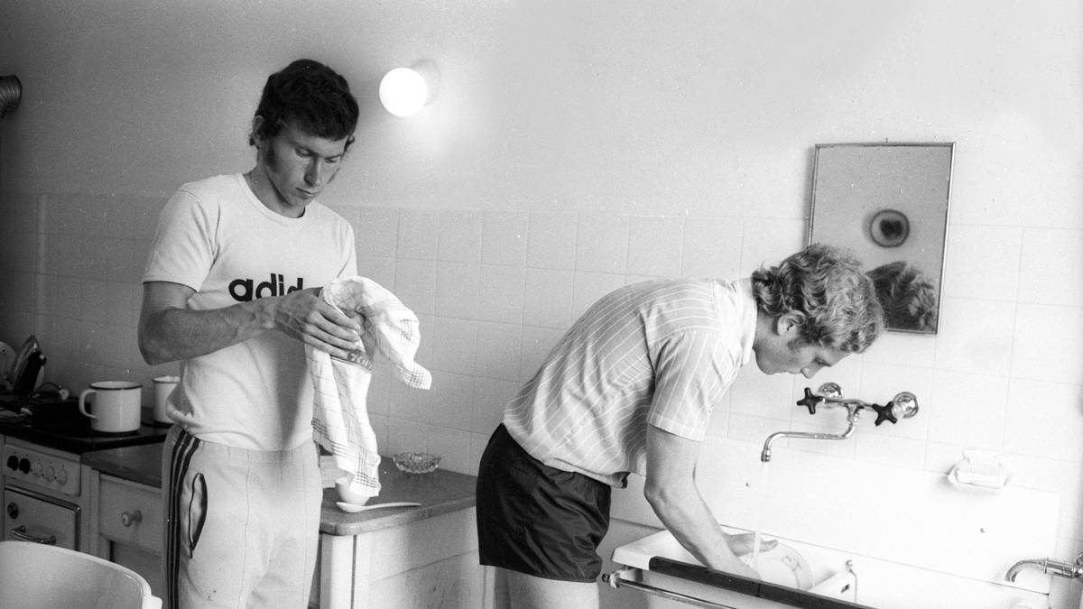 Die beiden kennen sich aus gemeinsamen DFB-Lehrgängen, lernen einander schätzen, werden WG-Genossen, teilen sich den Abwasch. Legendäre Anekdote: Hoeneß hilft Breitner sogar dabei, sich im Kohlenkeller vor den Feldjägern der Bundeswehr zu verstecken