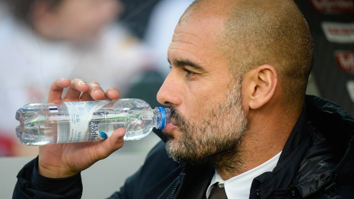 Und Pep Guardiola? Der nimmt einen tiefen Schluck aus der Wasserflasche und darf sich noch vor der Pause wieder einmal freuen