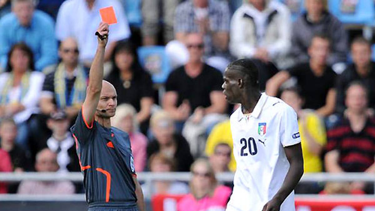 Platzverweise erhält er nicht nur bei der Nationalmannschaft...
                  
                  