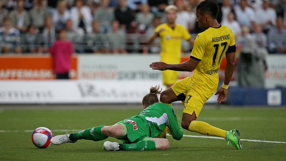 Immerhin: Noch vor der Pause spitzelt Aubameyang nach einem Torwartfehler den Ball zum 1:3 ins Tor