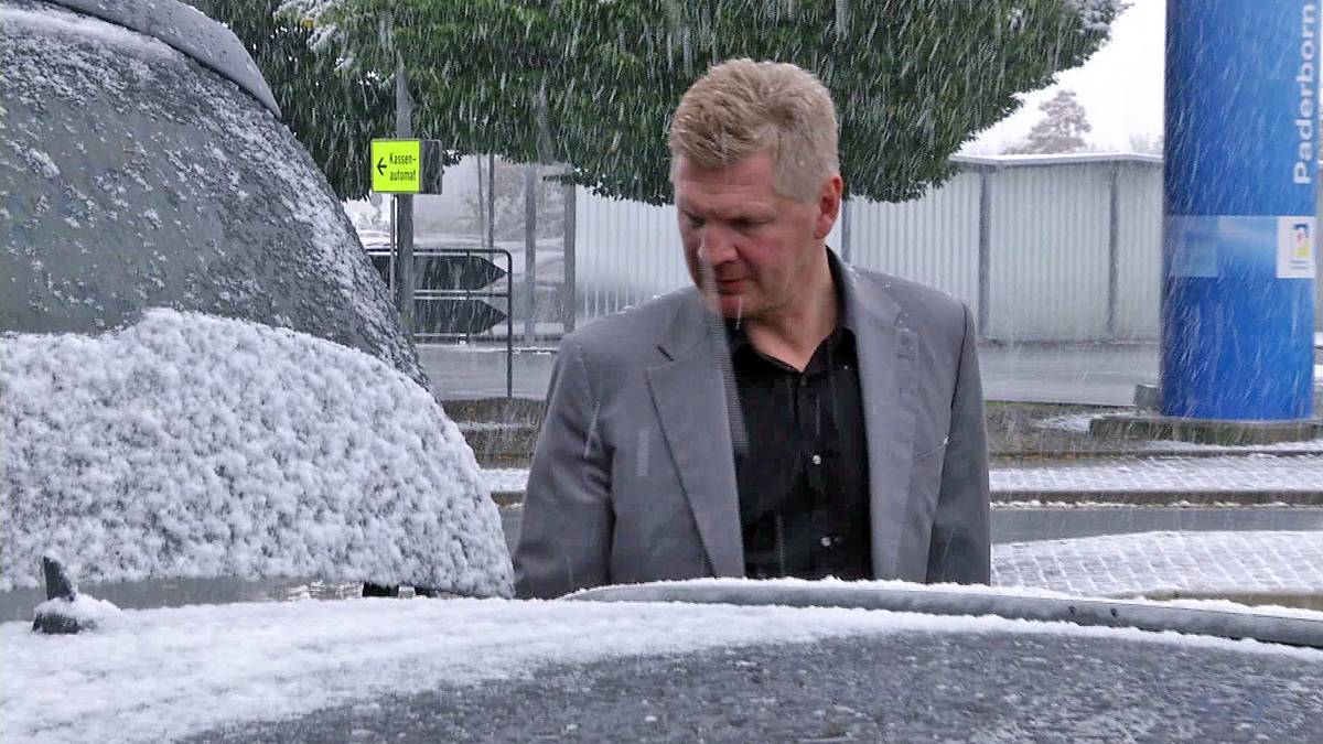 Hinter sich hat der neue Trainer des SCP eine wahre Odyssee. Rückblende: Nach den ersten Gesprächen mit Paderborns Bossen fliegt der Champions-League-Sieger von 2001 nach Florida zum Geburtstag seiner Tochter. Von Tampa geht es dann über Miami und Frankfurt zurück nach München - und gleich wieder weiter nach Mallorca, wo der Vertrag finalisiert wird. Am Dienstag fliegt "Effe" dann wieder nach München, geht noch mal zum Friseur und jettet dann in seine neue Wahlheimat. 19 257 Kilometer ist Effenberg seit Freitag unterwegs. "Mein Hintern tut ganz schön weh", sagt der neue Paderborn-Cheffe