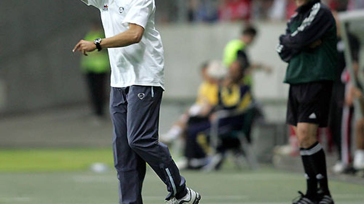 Und manchmal, wahrscheinlich aber auch nur ganz selten, können sich Vierte Offizielle sogar über Klopps Eigenheiten amüsieren - wie dieses Bild aus Mainzer Zeiten beweist