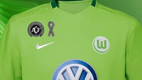 Der VfL Wolfsburg läuft mit dem Chapecoense-Logo auf