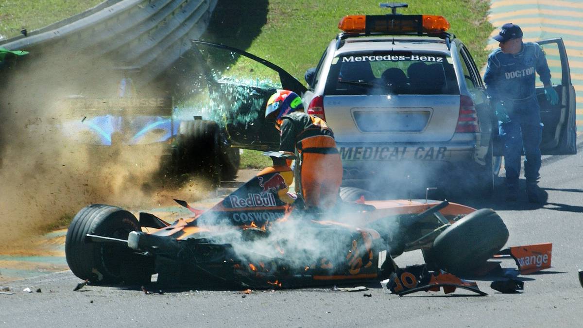 PLATZ 10 - NICK HEIDFELD (2002, Interlagos): Im Warm-Up crasht Arrows-Pilot Enrique Bernoldi. Sofort eilt das Medical Car auf die Strecke. Doch gerade als der Fahrer des Wagens die Tür öffnet, kommt Heidfeld angerauscht und kracht in diese
