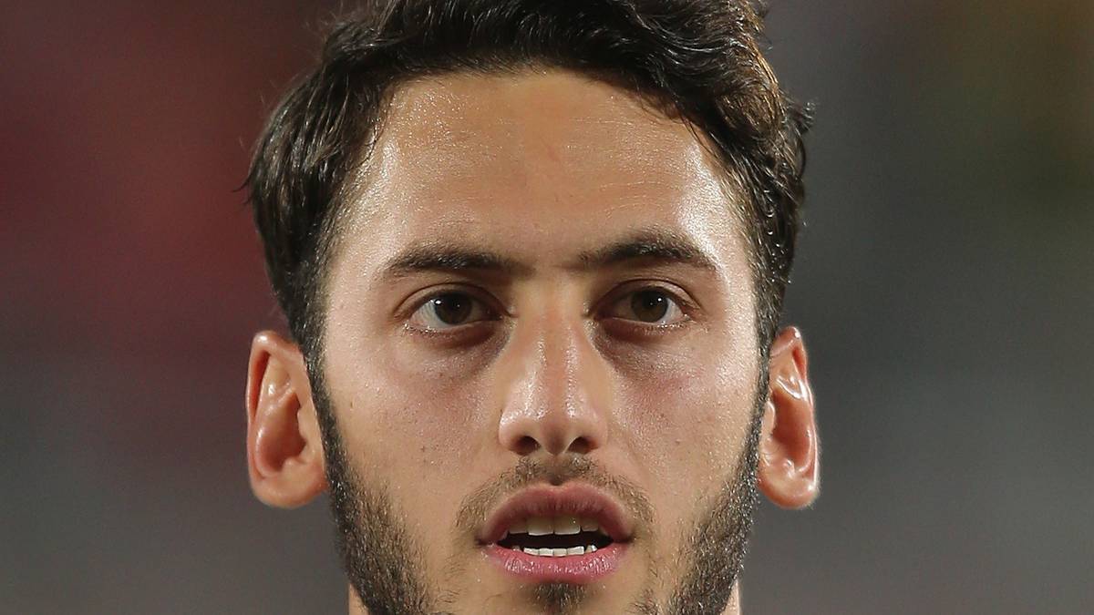 Auch um die Dienste von HAKAN CALHANOGLU stritten sich der DFB und der türkische Verband leidenschaftlich. Der Mittelfeldspieler spielte seit der U16 für die Türkei und blieb dieser trotz doppelter Staatsbürgerschaft treu