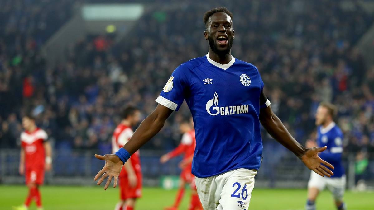 SALIF SANE nutzte im Sommer 2018 eine Ausstiegsklausel und wechselte von Hannover 96 zum FC Schalke. Für rund sieben Millionen Euro. Ein Schnäppchen für die Königsblauen, auch wenn der Innenverteidiger bislang nicht alle Erwartungen vollends erfüllte