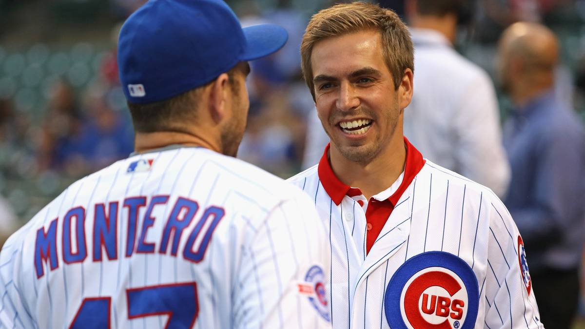 Philipp Lahm befasst sich lieber mit Baseball. Der Kapitän darf beim Spiel des MLB-Klubs Chiacago Cubs den First Pitch werfen
