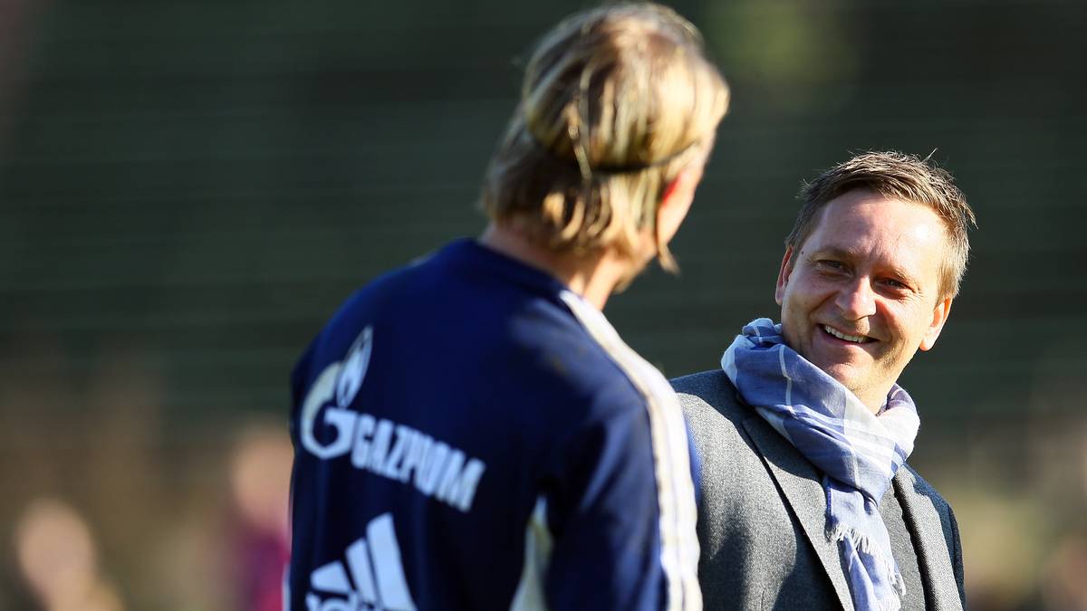 Im Oktober 2011 holt Heldt den vertragslosen Timo Hildebrand zum FC Schalke, weil Ralf Fährmann aufgrund eines Kreuzbandrisses lange ausfällt. Am Ende der Saison wird Schalke Tabellendritter und qualifiziert sich für due Champions League