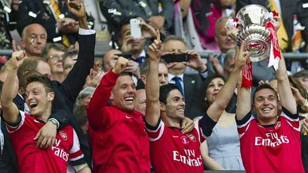 Der Höhepunkt in Podolskis Arsenal-Zeit: Der 29-Jährige (2.v.l.) gewinnt mit dem FC Arsenal den englischen FA Cup. Die "Gunners" besiegen im Londoner Wembleystadion den Ligarivalen Hull City trotz eines 0:2-Rückstandes mit 3:2 nach Verlängerung und holten damit den ersten Titelgewinn seit dem Pokalsieg im Jahr 2005. Podolski steht in der Startelf