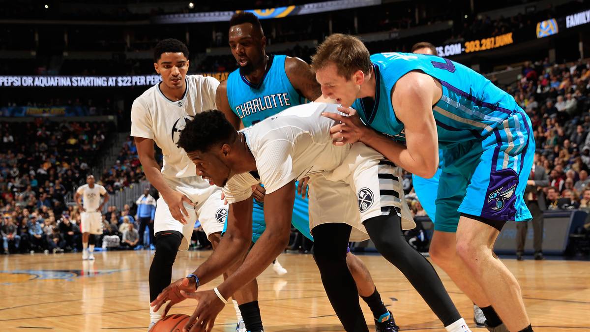 Keine Angst vor Körperkontakt hat augenscheinlich Charlottes Cody Zeller, der hier Emmanuel Mudiay auf die Pelle rückt