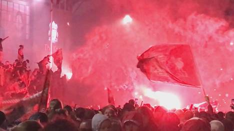 Während im Stadion der Meisterpokal vergeben wurde, feierten an der Anfield Road tausende Liverpool-Fans ohne Einhaltung der Abstandsregeln mit. Dem Klub missfiel das.