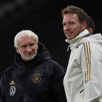 Rudi Völler stellt rund sechs Monate vor der EM im eigenen Land klar, wo das DFB-Team Nachholbedarf hat. Auch zu den taktischen Experimenten von Bundestrainer Julian Nagelsmann äußert sich der DFB-Sportdirektor.