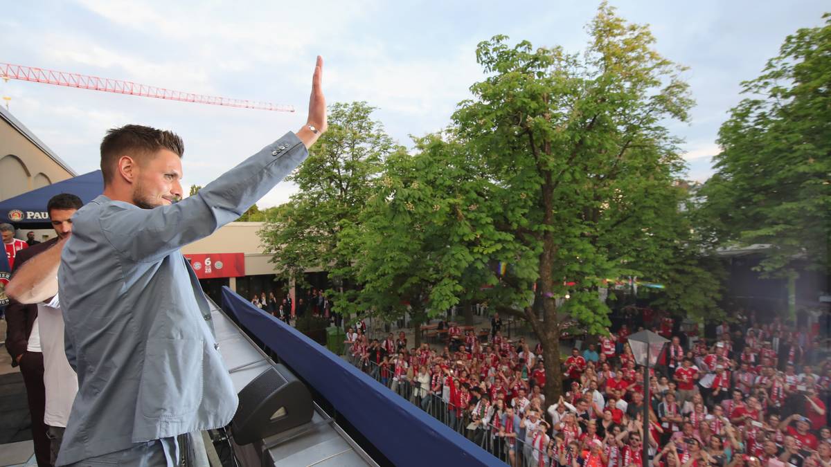 Torhüter Sven Ulreich zeigt sich dabei den Fans genauso...