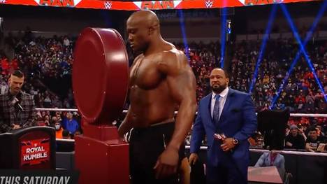 WWE-Champion Brock Lesnar und Herausforderer Bobby Lashley begeben sich vor ihrem Showdown beim Royal Rumble auf die Waage. Auch letzte Giftpfeile fliegen hin und her...