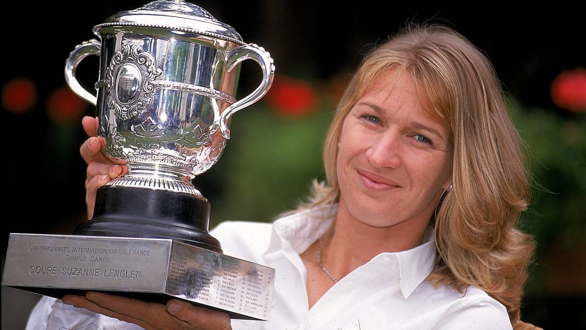 PLATZ 1 - STEFFI GRAF: Fast zur gleichen Zeit, als  Becker das deutsche Tennis wachküsste, tauchte auf einmal ein 14 Jahre altes Mädchen auf, das nur wenige Kilometer entfernt wohnte. Steffi Graf aus dem badischen Brühl schickte sich zu jener Zeit an, den Tennissport zu revolutionieren. Am Ende gewann sie 22 Grand-Slam-Turniere, feierte 1988 der legendäre "Golden Slam" und blieb dabei die ganze Zeit bescheiden