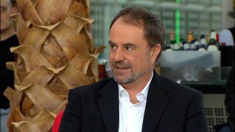 Nicolas Jackson sieht für ein schlimmes Foul die rote Karte. Der SPORT1-Doppelpass kritisiert das starke Eingreifen. 