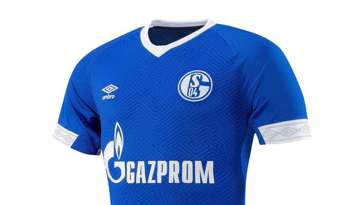 Weißer Kragen und weiß-blaue Ränder an den Ärmeln, in die das Ausrüster-Logo eingearbeitet ist, sorgen für einen Touch Eleganz