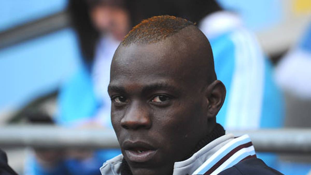 Deshalb verbringt er nicht selten die Zeit auf der Ersatzbank oder der Tribüne
                  
                  