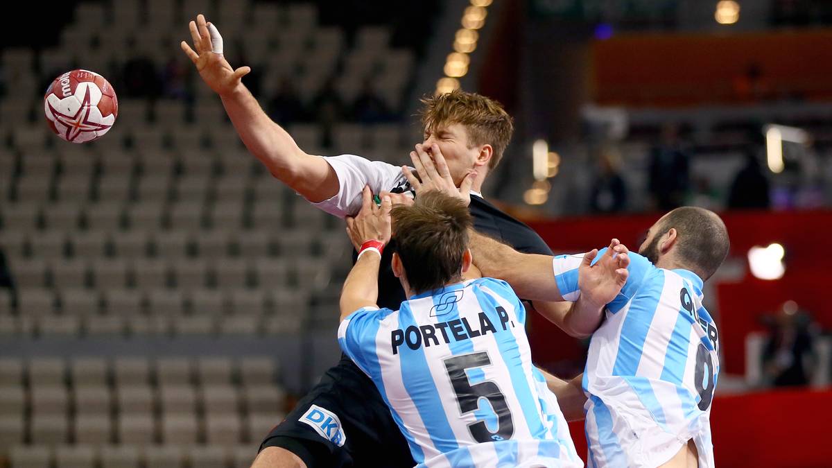 Die Deutschen teilen aber nicht nur aus. In Person von Fabian Böhm muss das Team von Trainer Dagur Sigurdsson in dieser Szene ordentlich einstecken.