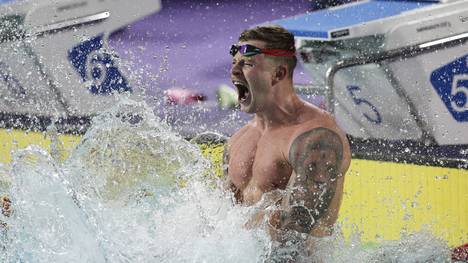 Adam Peaty jubelt nach seinem Sieg über 50m Brust bei den Commonwealth Games 2022