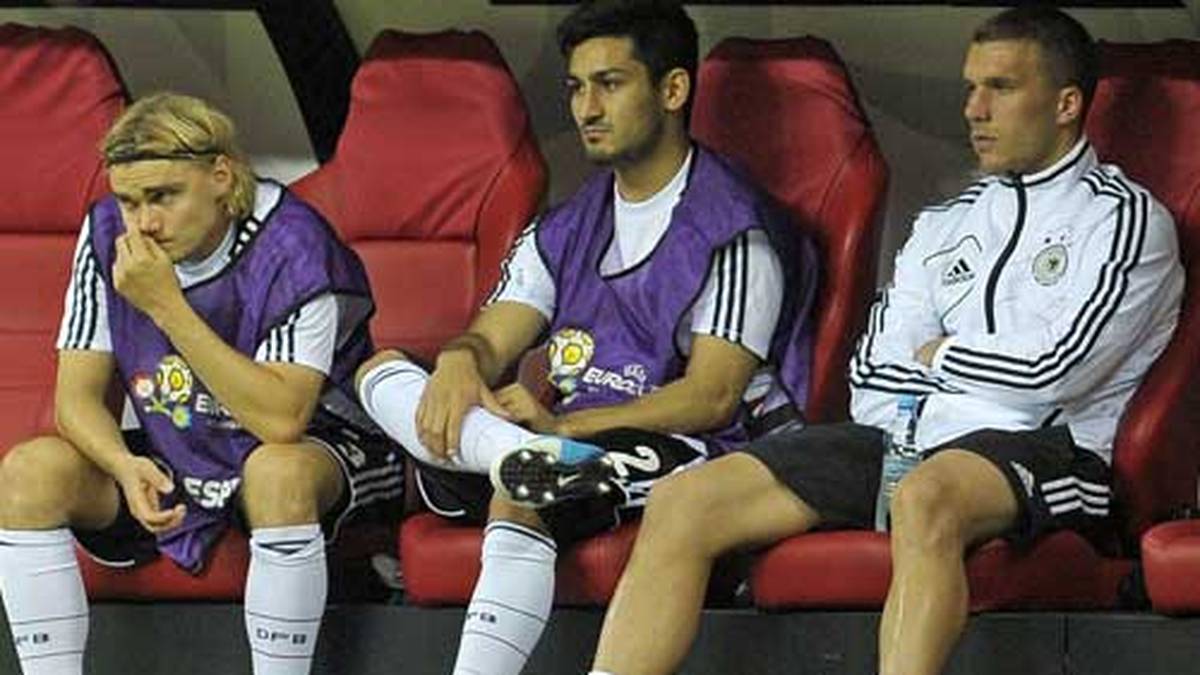 Kurz vor der Europameisterschaft 2012 wird der Wechsel von Podolski vom 1. FC Köln zum FC Arsenal bekanntgegeben. Der FC sagt "Macht et joot!", die Bundesliga verliert ihren "Prinzen", für Podolski selbst ist es "eine tolle Chance". Im Sommer 2012 spielt Podolski bei der Europameisterschaft in seinem Heimatland Polen ein mäßiges Turnier. Am Ende unterliegt die DFB-Elf im Halbfinale gegen Italien mit 1:2, Podolski wird zur Halbzeit ausgewechselt