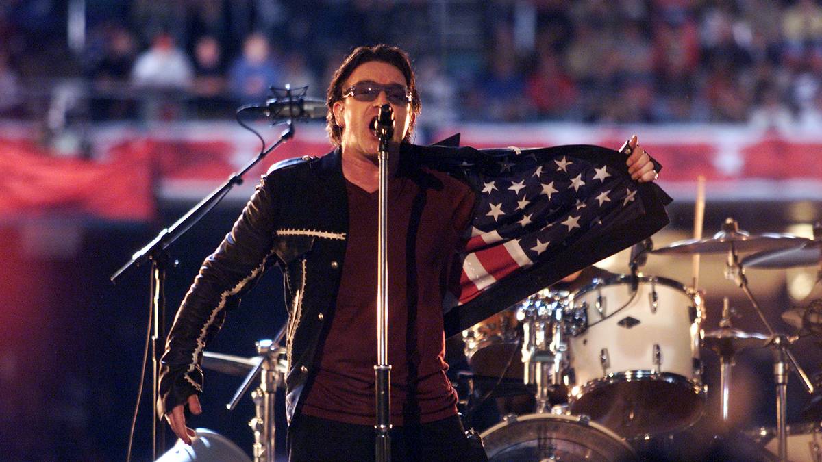 2002 steht ganz im Zeichen von 9/11. Bono und U2 erinnern während der Halbzeitpause an die Opfer