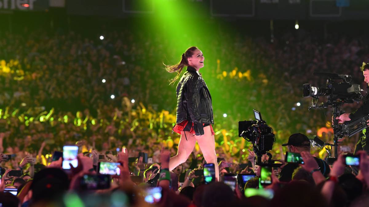 Der erste Hauptkampf des Abends: die frühere UFC-Queen Ronda Rousey mit ihrem Debüt für den neuen Arbeitgeber