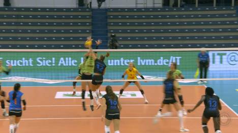 Der amtierende Deutsche Meister Allianz MTV Stuttgart lässt trotz fehlender Spielpraxis aufgrund der vorangegangenen Team-Quarantäne gegen den USC Münster nichts anbrennen und gewinnt souverän mit 3:1. 