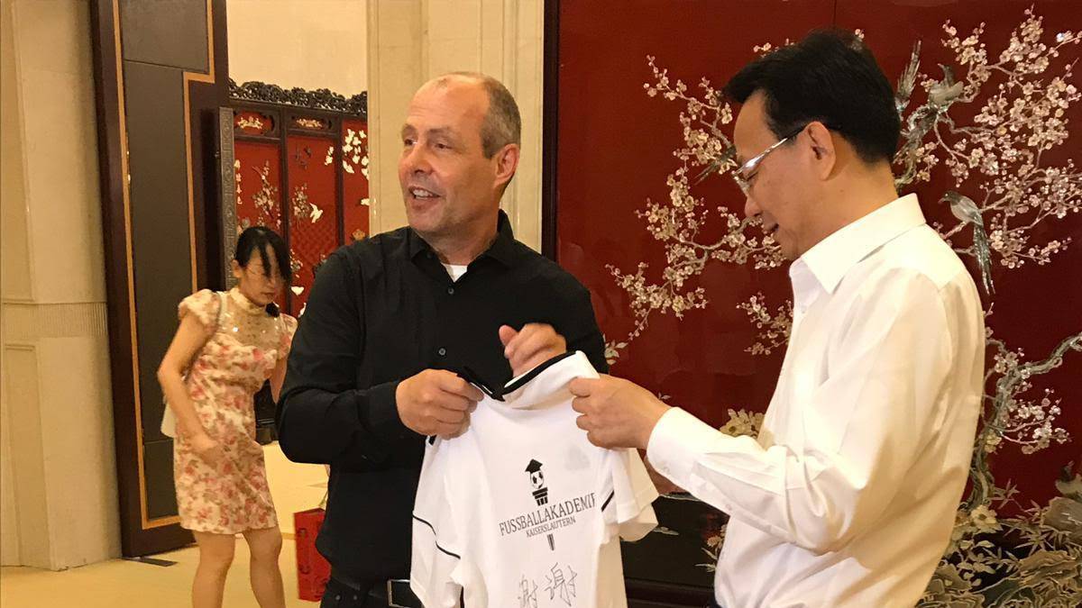Axel Roos reiste mit den Kids seiner Fußballschule nach China zu einem internationalen Turnier. Hier mit dem Oberbürgermeister von Yangzhou (r.)