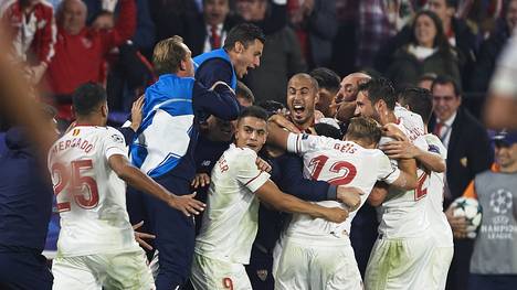 Die Spieler des FC Sevilla feiern den 3:3-Ausgleich gegen Liverpool 
