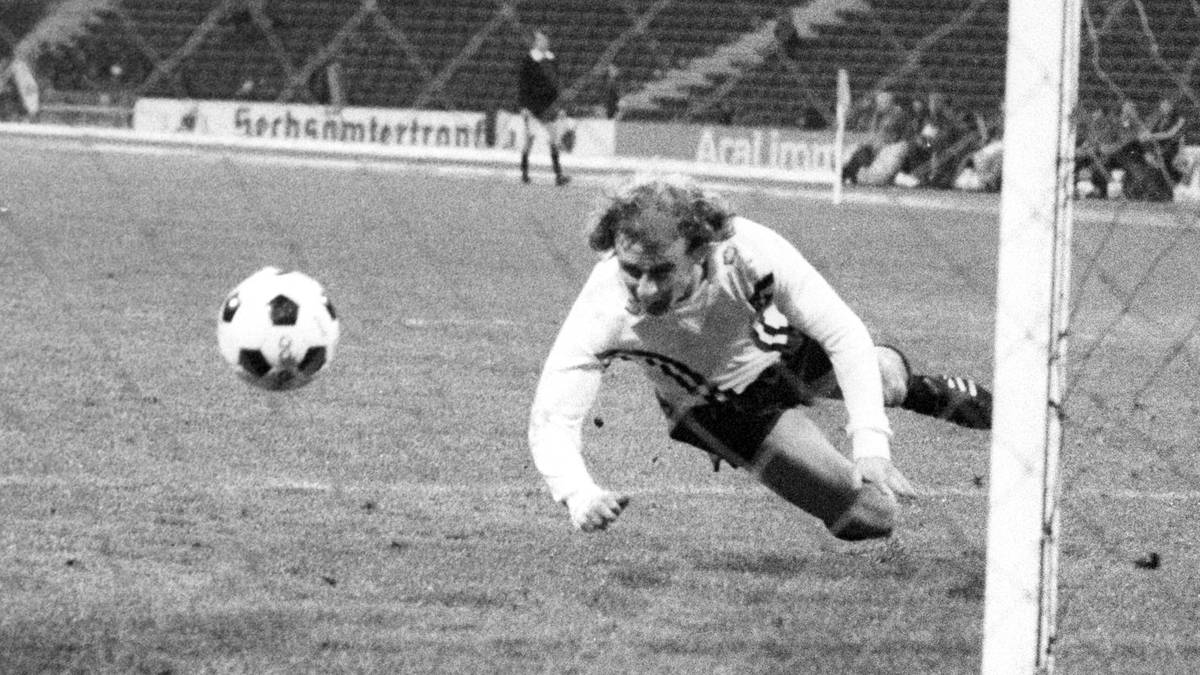 Der frühere Nationalspieler Bernd Hölzenbein ist mit 201 Toren unangefochtener Rekordtorschütze der Hessen