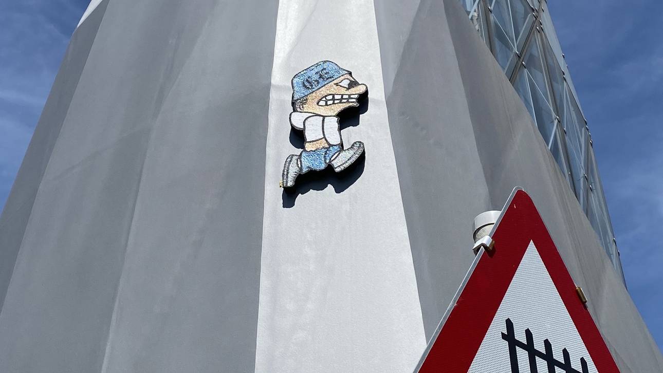 Ein riesiger Anhänger der Schalker Fanszene prangt nun an einem Gebäude
