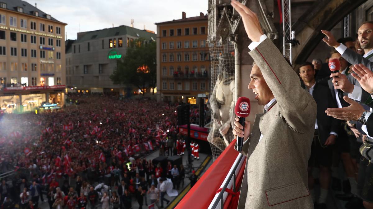 "Ich möchte mich bei jedem Einzelnen für die Unterstützung in den ganzen Jahren bedanken. Jeder Einzelne ist mir an das Herz gewachsen. Nur durch meine Mitspieler haben mir so eine Karriere möglich gemacht", so Lahm, der mit den Tränen kämpft