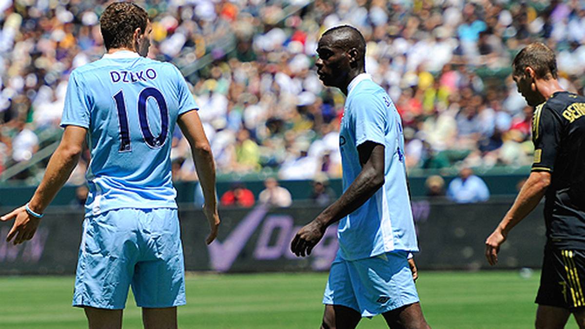 Bei einem Testspiel gegen David Beckhams L.A. Galaxy zieht Balotelli den Unmut von Edin Dzeko auf sich, nachdem er eine Torchance mit einem flapsigen, überheblichen Drehschuss vergeigt. Trainer Mancini holt ihn für diese Aktion sofort vom Platz - natürlich nicht ohne eine gehörige Standpauke
                  
                  