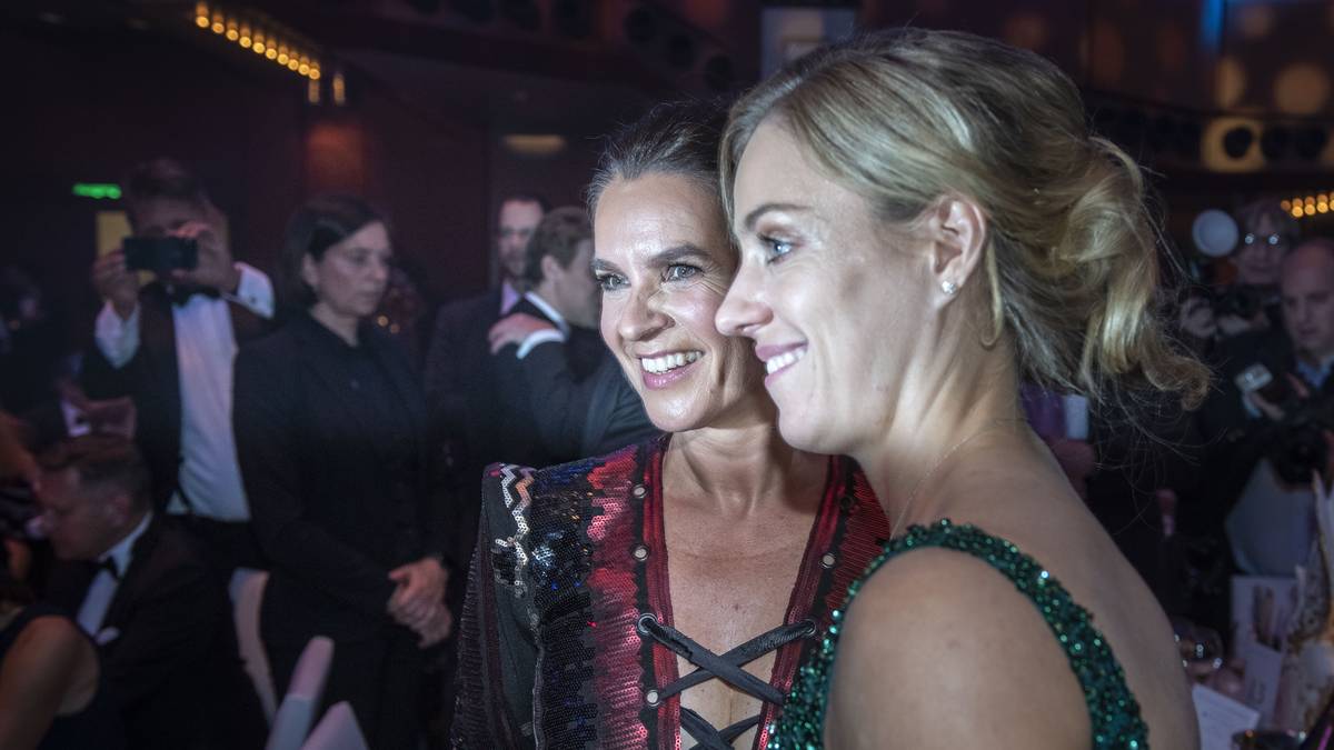 Dies brachte der 30-Jährigen (hier mit Katarina Witt, links) einen Platz bei den WTA-Finals, Rang zwei in der Weltrangliste und ein Gesamtpreisgeld von 5.686.362 Dollar ein