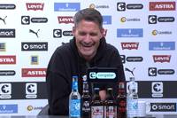 St.-Pauli-Trainer Alexander Blessin foppt auf der Pressekonferenz nach dem Bundesligaspiel gegen Holstein Kiel einen Reporter.