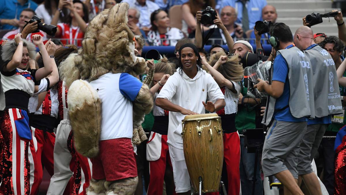 Bei so einer Gute-Laune-Party ist auch Ronaldinho am Start, der mit einem Trommelsolo begeistert