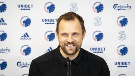 Bo Svensson kehrt zu seinen Wurzeln zurück und übernimmt als neuer Cheftrainer den FC Kopenhagen, bei dem er einst als Spieler große Erfolge feierte. Nach Stationen in Mainz und Berlin startet der 46-Jährige nun ein neues Kapitel und will seinen Herzensverein mit Erfahrung und Zuversicht in die Zukunft führen.