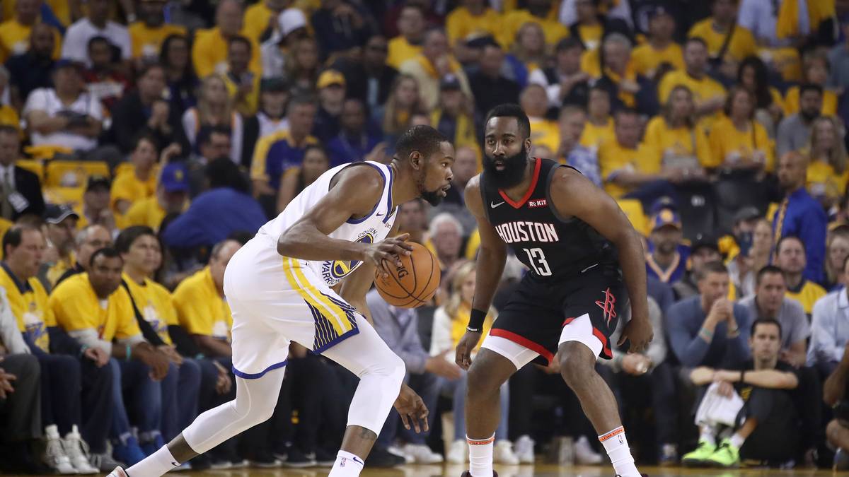 Der 30-Jährige wird bei den Brooklyn Nets unterschreiben und die Golden State Warriors verlassen. Damit bestätigte Durant die bereits zuvor vermeldeten Informationen von "ESPN"-Experte Adrian Wojnarowski