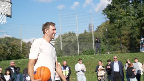 Basketball-Legende Dirk Nowitzki hat in seiner Heimat Würzburg den "Nowitzki Court" eröffnet. Der Volksheld will, dass die Kinder Spaß am Basketball haben.