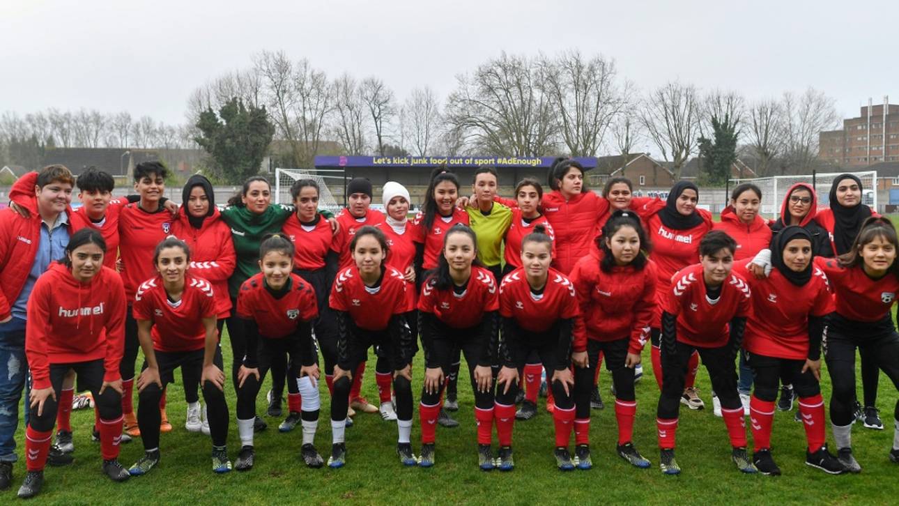 Afghanische Fußballerinnen geben Debüt