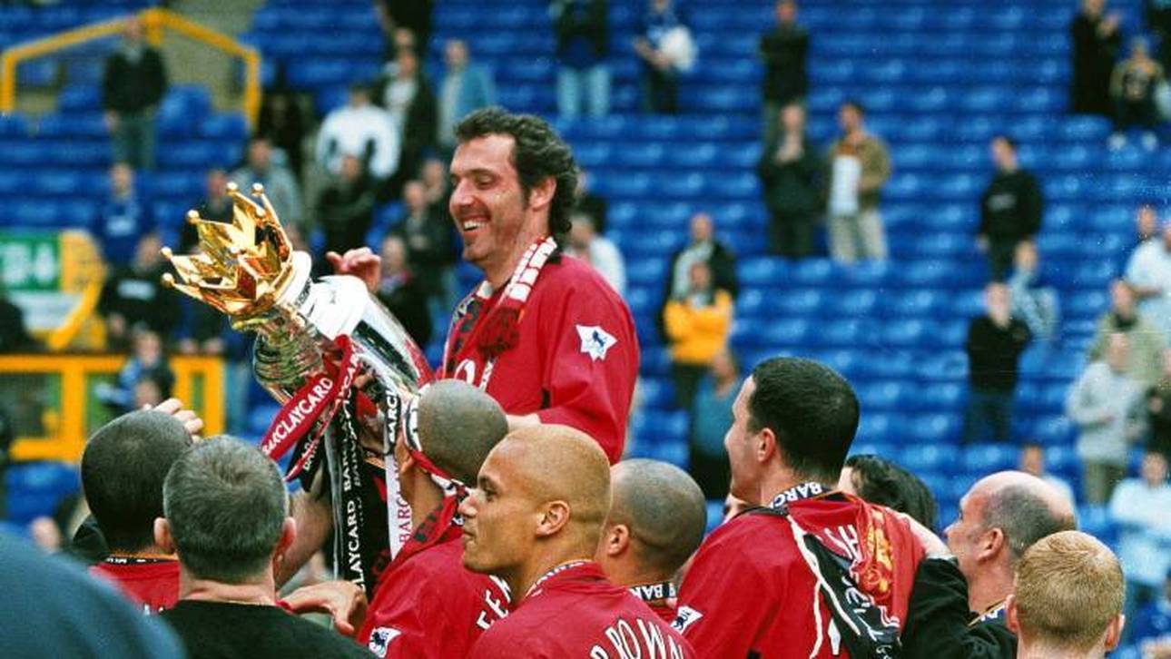 Laurent Blanc (Mitte) mit dem Meisterpokal