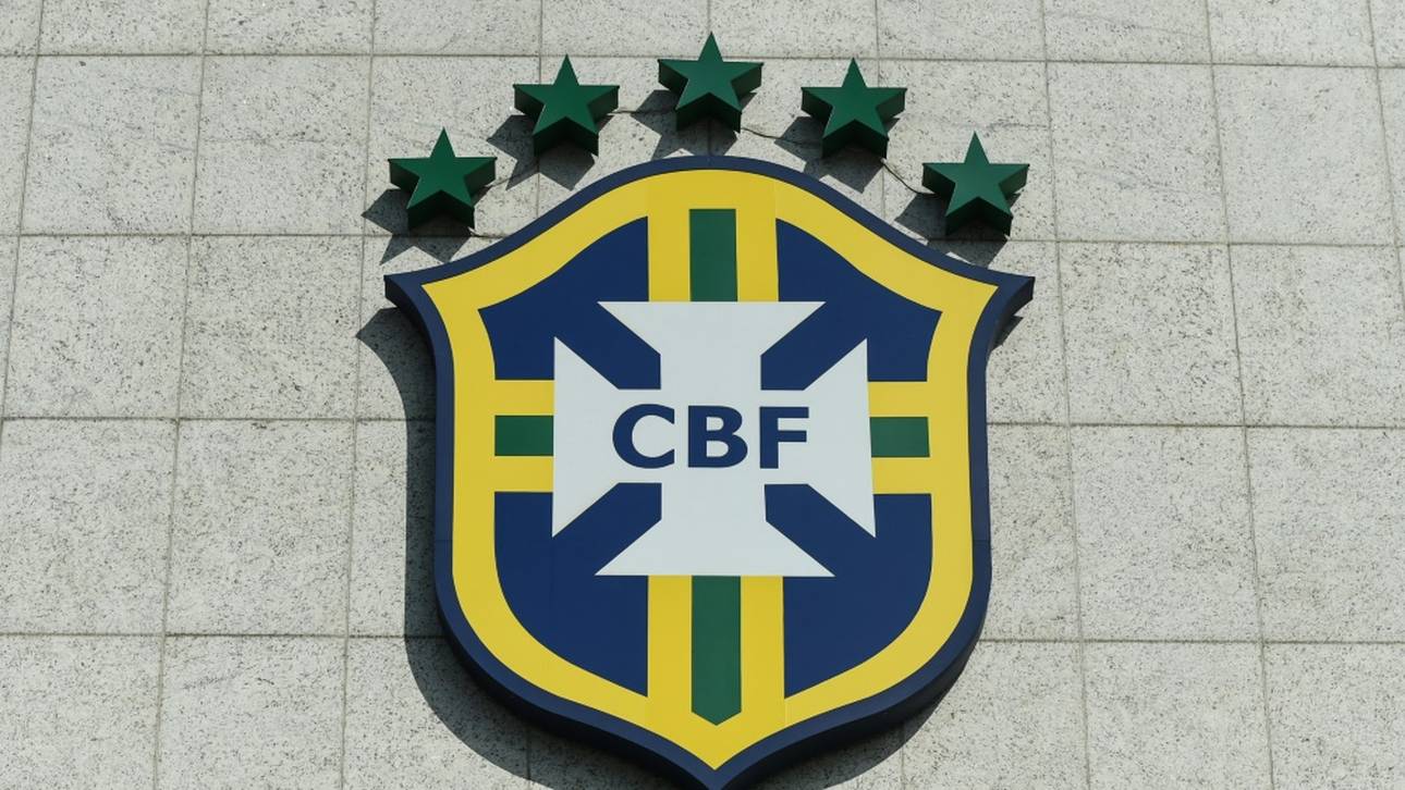 Schrecksekunde: Stadiondach knallt auf Tribüne