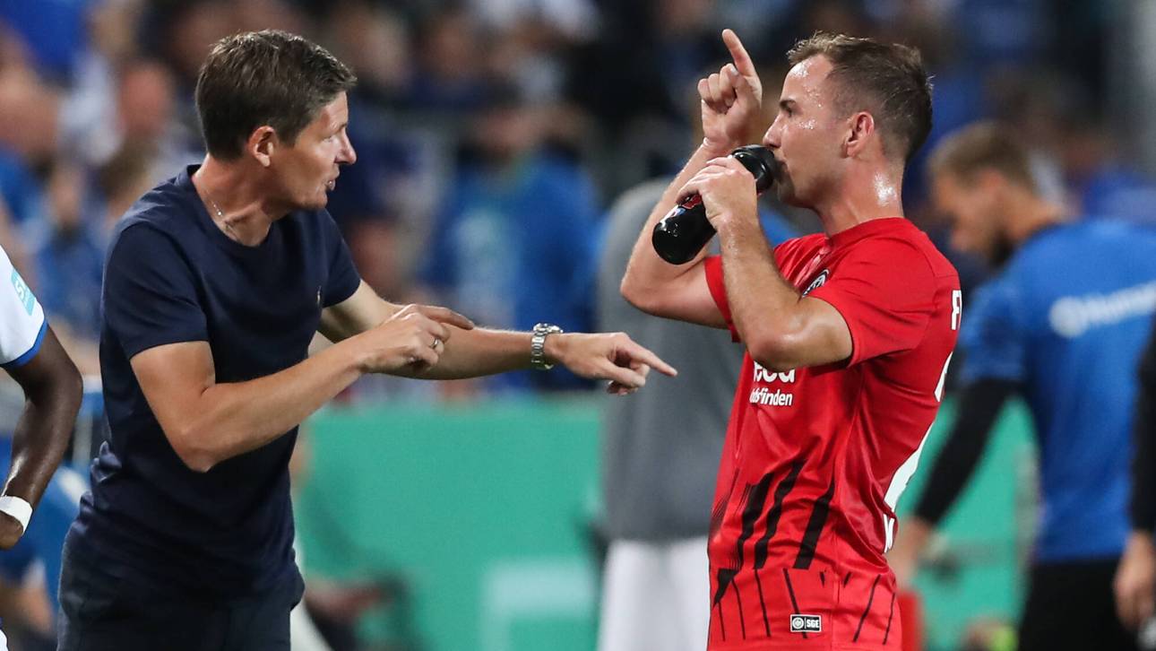 Mario Götze im Austausch mit Frankfurt-Trainer Oliver Glasner