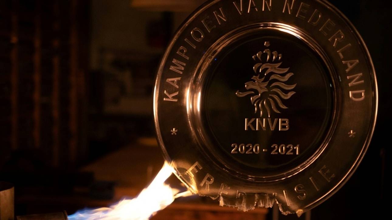 Ajax schmilzt Meisterschale ein